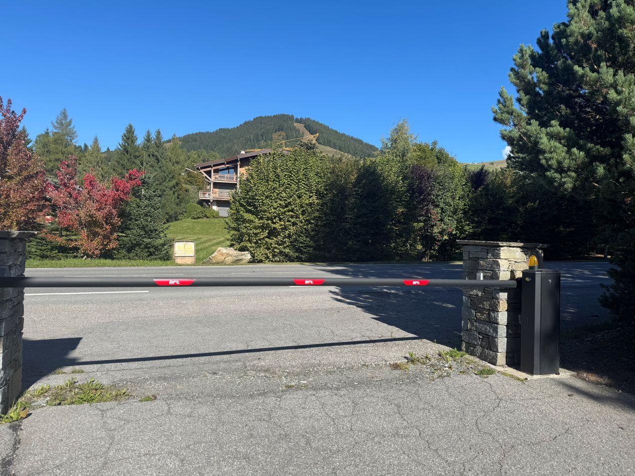 Automatic barrier for condominiums